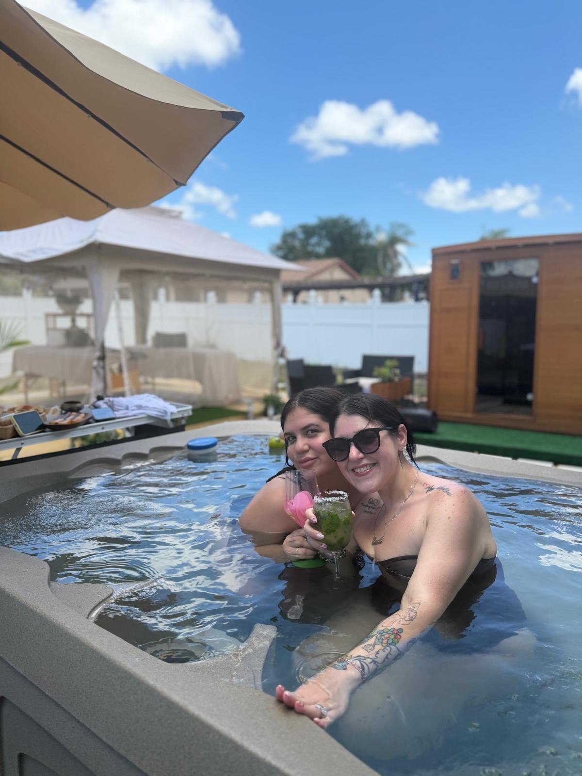 Jacuzzi y zona de relajación en Zylora